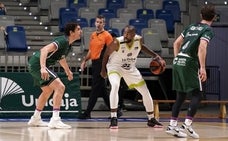 Suárez, defendiendo a Eyenga en el partido del martes./ACB Fotos