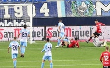 Dani Barrio se hace con el balón en una acción del Málaga-Logroñés./SALVADOR SALAS