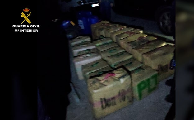 La Guardia Civil detiene a ocho personas e incauta más de 1.500 kilos de hachís en las costas de Nerja