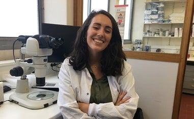 La imagen muestra a Ana María Amaya en su laboratorio, en la Universidad Paul Sabatier./SUR