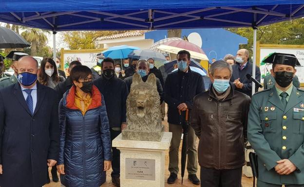 Ajax, el perro de la Guardia Civil que impidió la explosión de un coche bomba, homenajeado con una estatua en Antequera