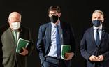 El consejero de Sanidad y Familias, Jesús Aguirre (i); el vicepresidente andaluz, Juan Marín (c), y el consejero de la Presidencia, Elías Bendodo/EFE