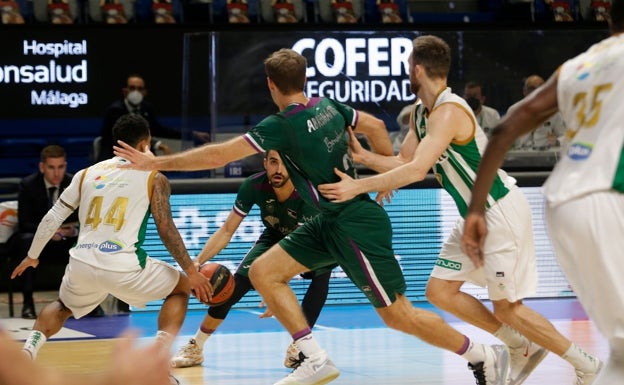 El Unicaja se complica jugar la Copa tras perder ante el Betis en un partido rocambolesco