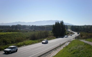 Vista de la A-357, vía por la que el presunto conductor a la fuga emprendió su huida./SUR