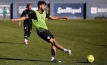 Juande golpea el balón durante un entrenamiento del Málaga./mcf