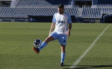 Alexander González golpea el balón durante su presentación como jugador del Málaga./ÑITO SALAS