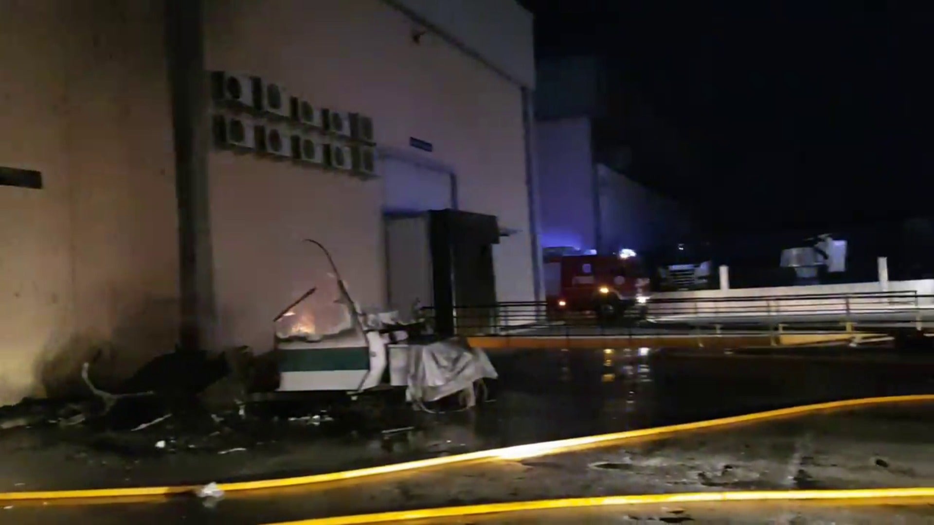 Un incendio en una nave de dulces obliga a movilizar a los bomberos de Málaga