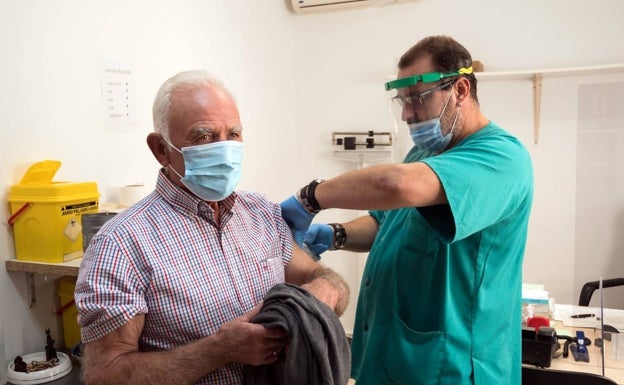 Más de 600 mayores de 65 años se benefician de la campaña de vacunación contra la gripe en Estepona