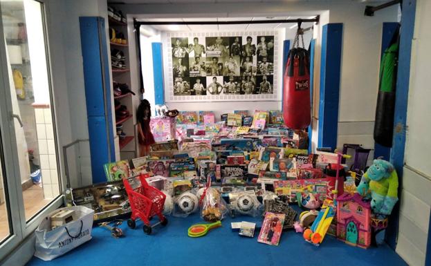 Un gimnasio de muay thai recoge y dona más de 300 juguetes