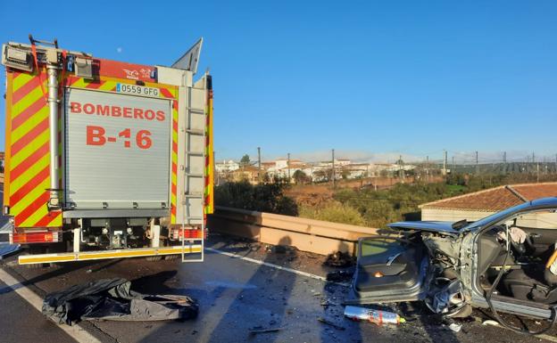 Dos fallecidos y tres heridos en un accidente de tráfico en Antequera