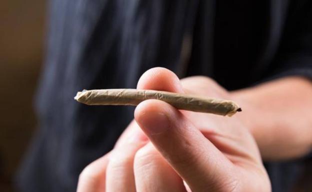 La Policía Nacional se incauta de 2,4 kilos de hachís en el asiento trasero de un vehículo en Málaga