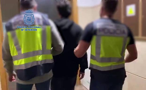 Un envío a una empresa de trasteros sacó de su escondite al cantante Jay Santos, buscado por agresión sexual