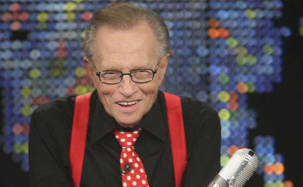 El presentador Larry King, hospitalizado por la covid-19