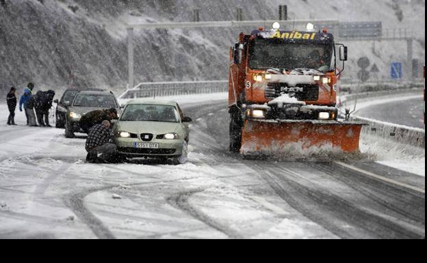 Cómo actuar si te quedas atrapado en el coche en una nevada