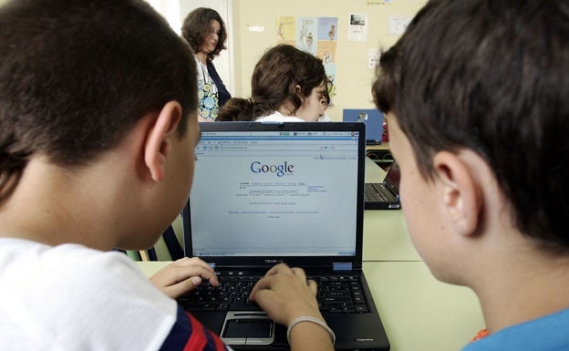 Todos los centros públicos de Málaga quedan conectados a internet con fibra óptica