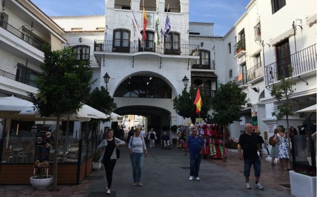 Nerja bonifica a sus vecinos el 2% de los recibos tributarios que estén domiciliados