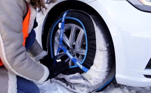 La DGT organiza un taller de colocación de cadenas solo para mujeres