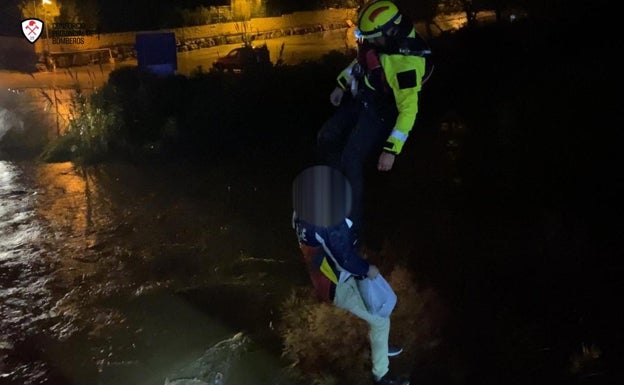 Un hombre de 64 años que paseaba al perro salva a una mujer arrastrada por el mar en la playa de la Caleta