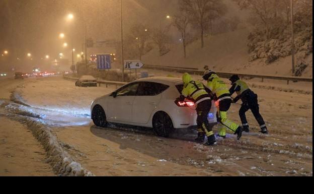 Los riesgos de intentar desenterrar un coche sepultado por la nieve