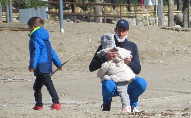 Djokovic: entrenamiento y paseo familiar por la playa en Marbella