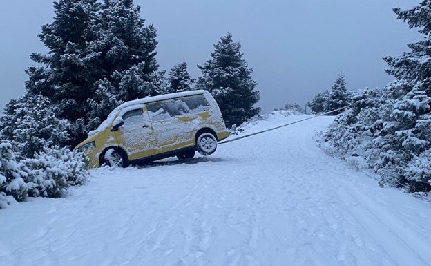 Yunquera corta el acceso de subida a la Sierra de las Nieves por la aparición de placas de hielo