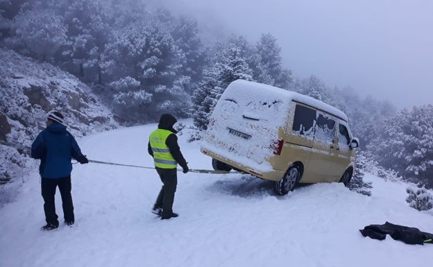 La nieve cae con fuerza en Ronda y obliga a usar cadenas en tres carreteras de la Serranía