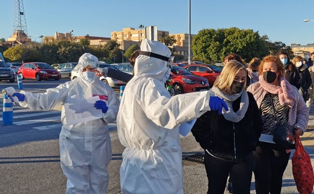 El consejero de Educación recuerda que «no es obligatorio» tener las ventanas de las aulas abiertas