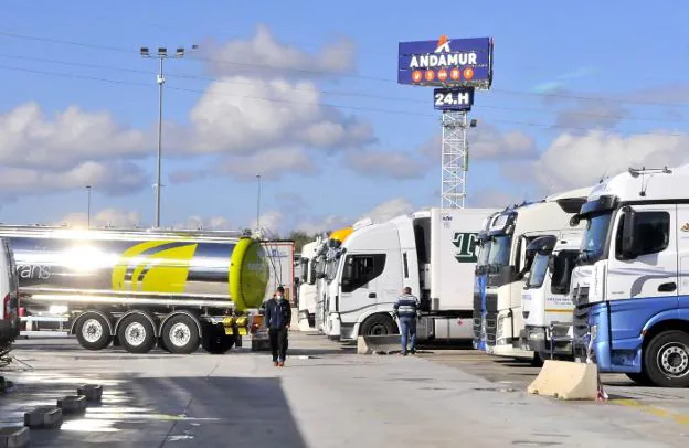 El temporal deja bloqueados 200 camiones en Jaén y una docena de carreteras cortadas en Andalucía