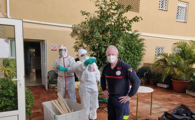 El modelo de actuación frente al Covid de los bomberos de Marbella se traslada a una residencia de ancianos en Rincón de la Victoria
