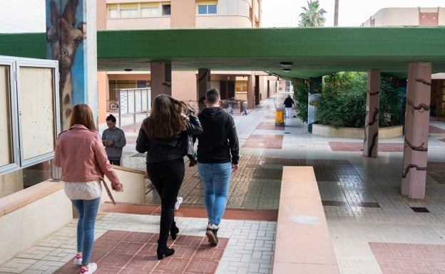 La Junta recomienda subgrupos para los exámenes presenciales universitarios y entrada escalonada a las aulas