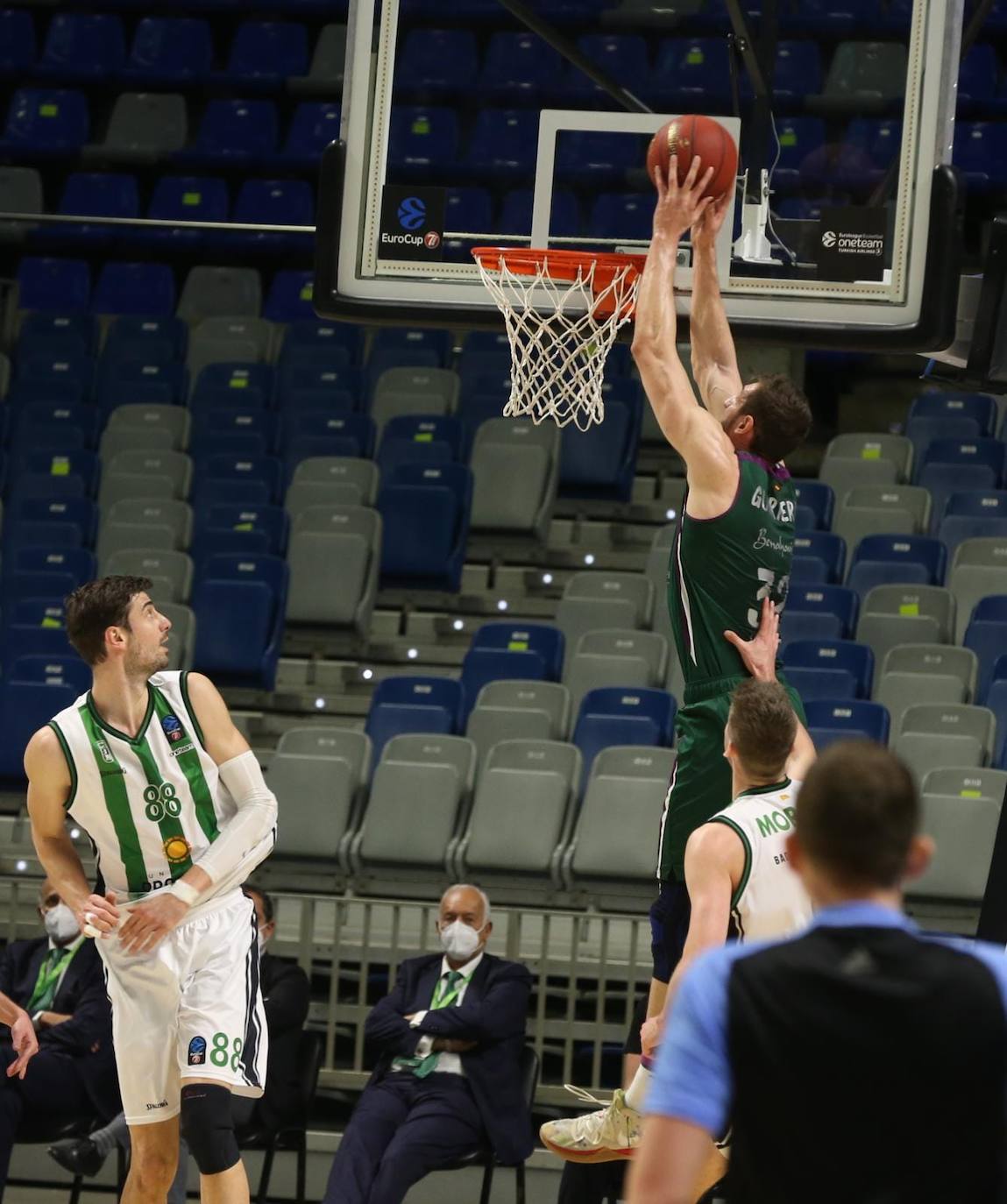 El Unicaja-Joventut del Top-16 de la Eurocup, en imágenes