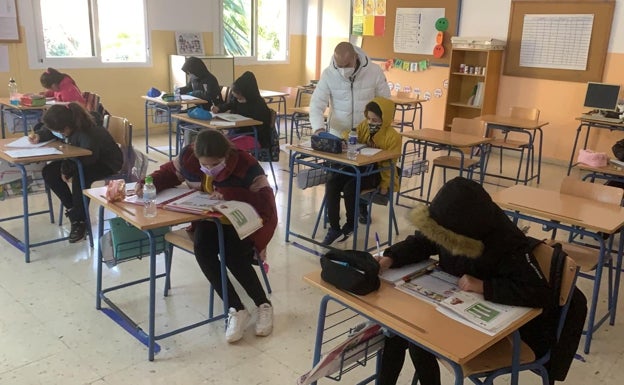 El frío entra en las aulas: «Forrados con abrigos, bufanda y guantes es complicado dar las clases»