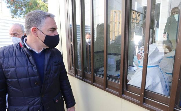 Bendodo: «La Semana Santa no será como la del año pasado, que no hubo nada»