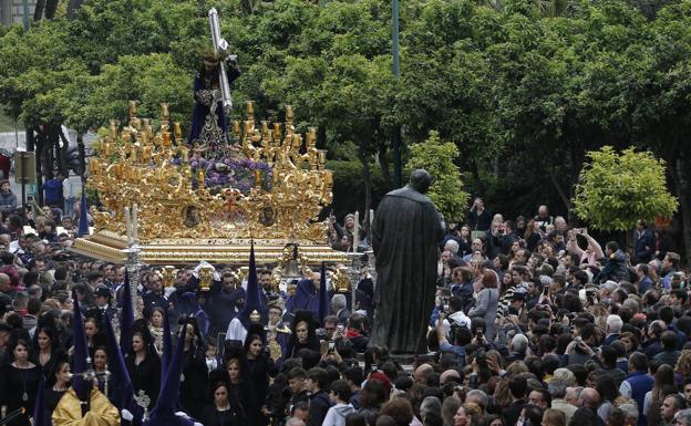 El obispo de Málaga suspende «sine die» las procesiones y cualquier culto externo