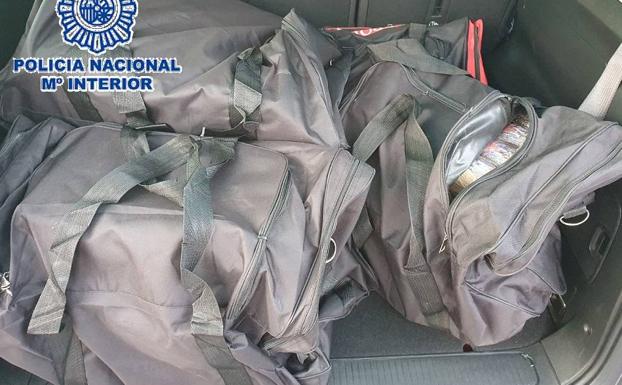 Detenido en Marbella por llevar 155 kilos de hachís en el maletero de un coche aparcado en un centro comercial