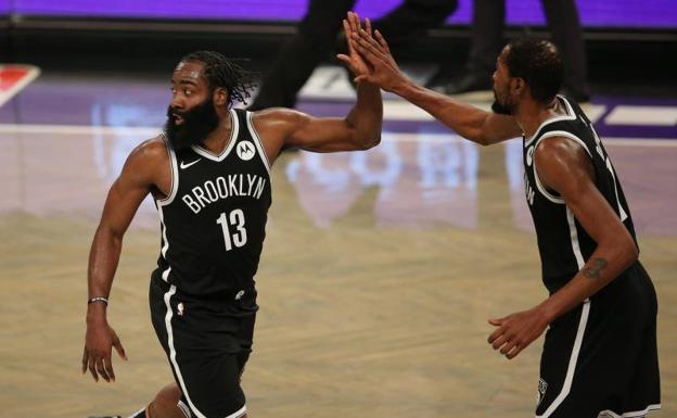 Kevin Durant y James Harden, demasiado para Giannis Antetokounmpo