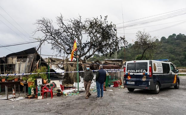 Manolo y Conchi, vecinos de La Luz, víctimas del incendio en una casa de chapa en Churriana