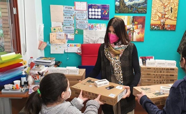 Endesa dona portátiles a estudiantes con escasos recursos económicos en Málaga