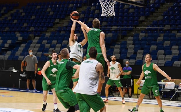 El Unicaja detecta un caso sospechoso de coronavirus y suspende el entrenamiento