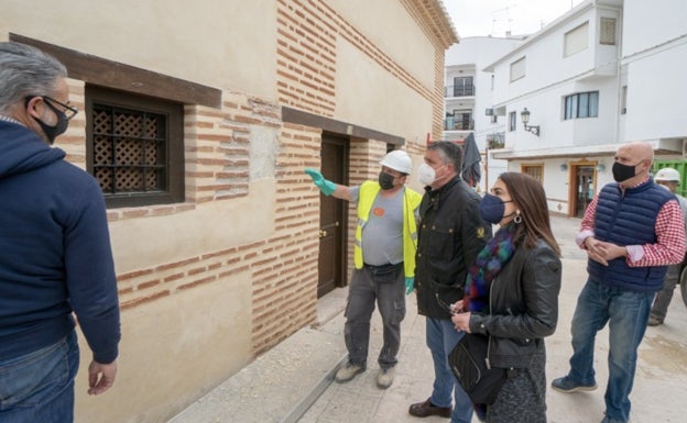 Acometen obras de reparación en la fachada de la Ermita de las Angustias de Nerja tras las últimas lluvias