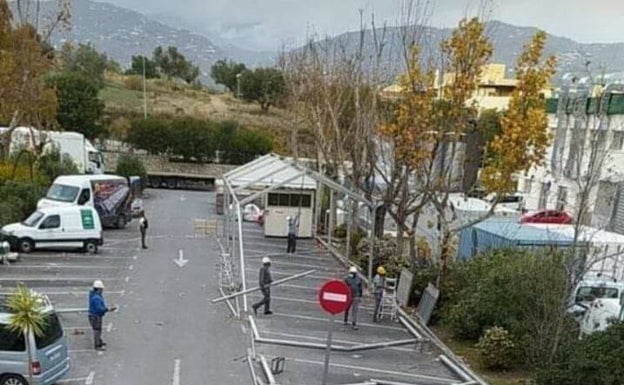 El Hospital Comarcal de la Axarquía instala 15 camas en la cafetería, que se traslada a una carpa exterior