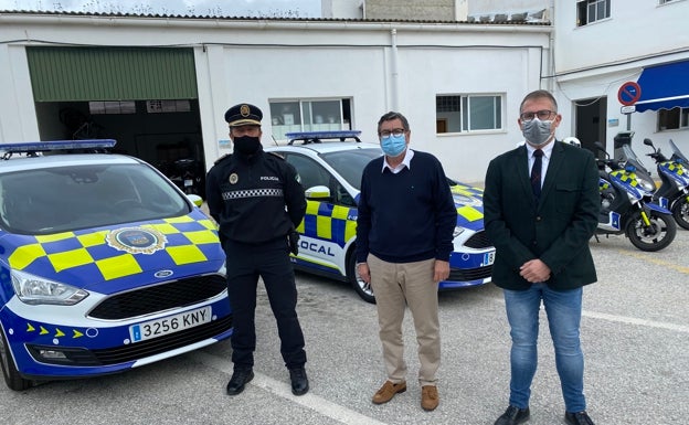 La Policía Local de Vélez-Málaga adapta sus vehículos a la normativa europea para favorecer su visibilidad