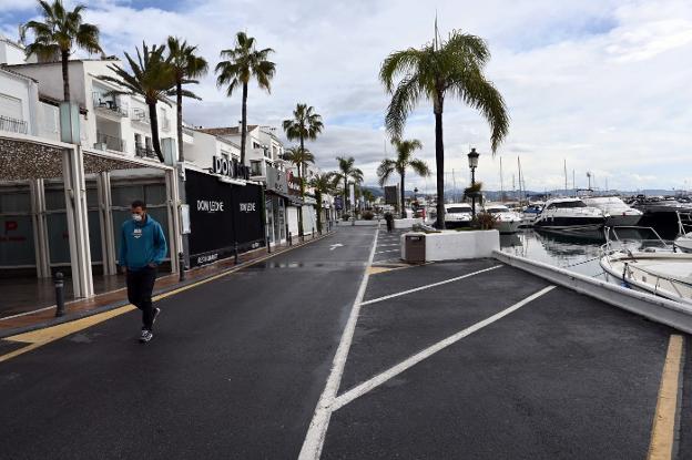 Marbella, Estepona, Alhaurín y otros cinco pueblos cierran hoy los servicios no esenciales