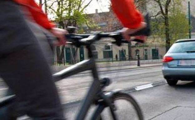 La nueva norma de la DGT para adelantar a los ciclistas