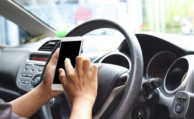 La DGT aclara cuándo puedes usar el móvil dentro del coche sin que te multen
