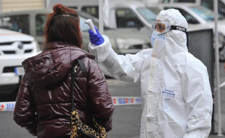 El cribado voluntario de coronavirus a 1.600 personas en Málaga capital, en imágenes