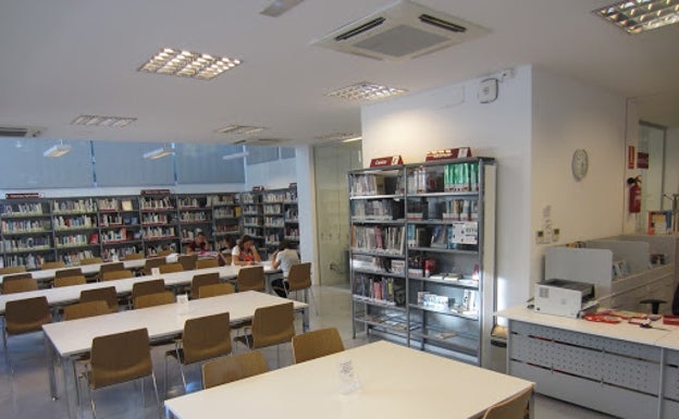 Las bibliotecas de Málaga hacen 'limpieza' y regalan casi tres mil libros