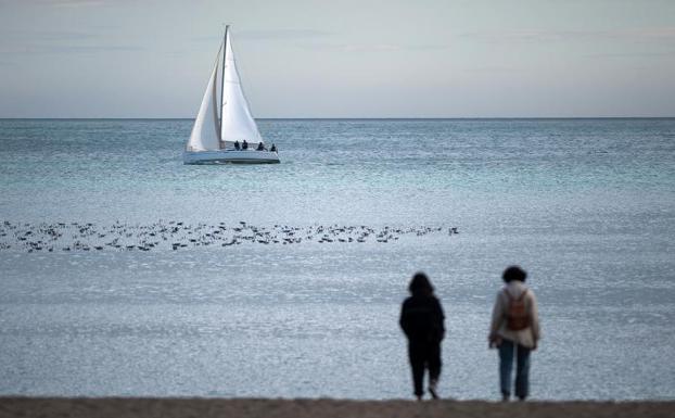 Rescatan a dos personas que hacían paddle surf en la playa de San Andrés de Málaga capital