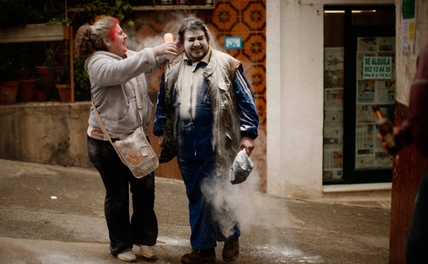 'Empolvados' en casa: la pandemia no frena la tradición en Tolox