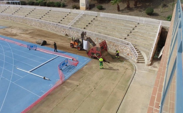 Nerja renueva el césped artificial del estadio de atletismo con una inversión de 70.988 euros